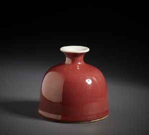 Arte Cinese : Contenitore per acqua in porcellana dall'elegante forma ad alveare ricoperto da uno smalto rosso pesco.Cina, Dinastia Qing XIX sec.  - Asta Asta 470 | ARTE ORIENTALE Online - Associazione Nazionale - Case d'Asta italiane