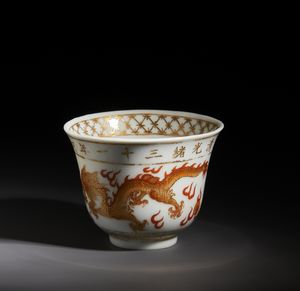 Arte Cinese - Tazza in porcellana con decorazione in rosso ferro ed oro di draghi che inseguono perle fiammeggianti.Cine, Dinastia Qing periodo Guangxu.