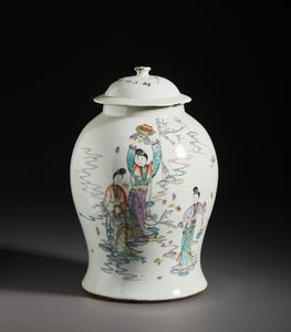 Arte Cinese : Potiche in porcellana dipinta a smalti policromi con raffigurazione di fanciulle elegantemente vestite tra fiori e nuvole.Cina, Periodo della Repubblica  - Asta Asta 470 | ARTE ORIENTALE Online - Associazione Nazionale - Case d'Asta italiane