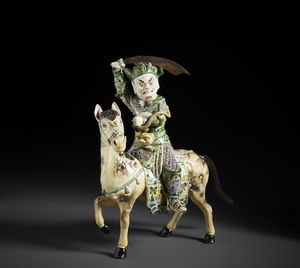 Arte Cinese - Statua in porcellana dipinta a smalti policromi della famiglia Verde raffigurante un guerriero a cavallo con spada sguainata.Cina, Dinastia Qing.