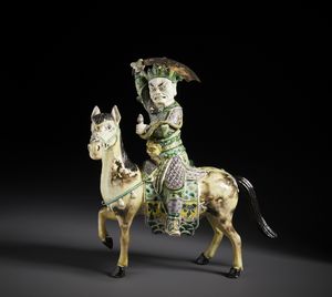 Arte Cinese : Statua in porcellana dipinta a smalti policromi della famiglia Verde raffigurante un guerriero a cavallo con spada sguainata.Cina, Dinastia Qing.  - Asta Asta 470 | ARTE ORIENTALE Online - Associazione Nazionale - Case d'Asta italiane