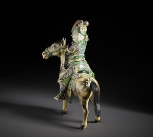 Arte Cinese : Statua in porcellana dipinta a smalti policromi della famiglia Verde raffigurante un guerriero a cavallo con spada sguainata.Cina, Dinastia Qing.  - Asta Asta 470 | ARTE ORIENTALE Online - Associazione Nazionale - Case d'Asta italiane