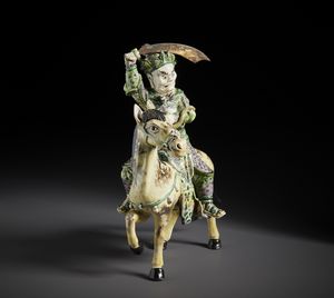 Arte Cinese : Statua in porcellana dipinta a smalti policromi della famiglia Verde raffigurante un guerriero a cavallo con spada sguainata.Cina, Dinastia Qing.  - Asta Asta 470 | ARTE ORIENTALE Online - Associazione Nazionale - Case d'Asta italiane