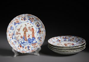 Arte Cinese : Gruppo di cinque piatti in porcellana decorati con motivi Imari.Cina, Dinastia Qing - prima met XVIII sec.  - Asta Asta 470 | ARTE ORIENTALE Online - Associazione Nazionale - Case d'Asta italiane