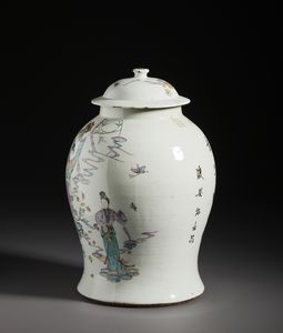 Arte Cinese : Potiche in porcellana dipinta a smalti policromi con raffigurazione di fanciulle elegantemente vestite tra fiori e nuvole.Cina, Periodo della Repubblica  - Asta Asta 470 | ARTE ORIENTALE Online - Associazione Nazionale - Case d'Asta italiane