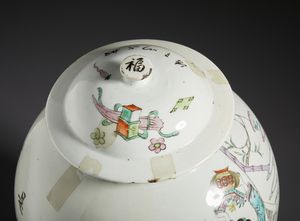 Arte Cinese : Potiche in porcellana dipinta a smalti policromi con raffigurazione di fanciulle elegantemente vestite tra fiori e nuvole.Cina, Periodo della Repubblica  - Asta Asta 470 | ARTE ORIENTALE Online - Associazione Nazionale - Case d'Asta italiane