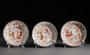 Arte Cinese : Gruppo di tre bei piatti in porcellana decorati in rosso ferro e oro raffiguranti al centro scene tratte dal famoso racconto  The Romance of the Western Chamber .Cina, Dinastia Qing periodo Kangxi.  - Asta Asta 470 | ARTE ORIENTALE Online - Associazione Nazionale - Case d'Asta italiane