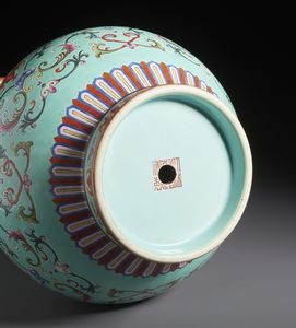 Arte Cinese : Vaso in porcellana famiglia rosa con decori di fiori e pipistrelli su fondo turchese. Cina XIX / XX sec.  - Asta Asta 470 | ARTE ORIENTALE Online - Associazione Nazionale - Case d'Asta italiane