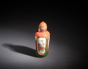 Arte Cinese : Snuff bottle in vetro di Pechino intagliato con riserve rosse e verdi al cui interno vi sono decorazioni naturalistiche a smalti policromi.  - Asta Asta 470 | ARTE ORIENTALE Online - Associazione Nazionale - Case d'Asta italiane