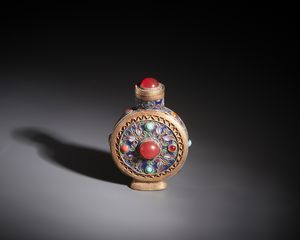 Arte Cinese - Snuff bottle in metallo dorato decorata con smalti policromi e pietre semipreziose.Cina, XX sec.