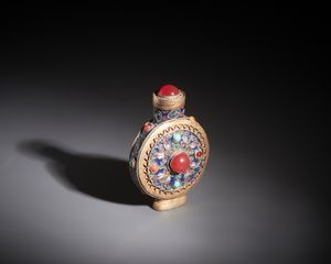 Arte Cinese : Snuff bottle in metallo dorato decorata con smalti policromi e pietre semipreziose.Cina, XX sec.  - Asta Asta 470 | ARTE ORIENTALE Online - Associazione Nazionale - Case d'Asta italiane