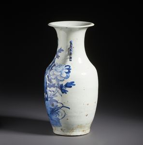 Arte Cinese : Vaso in porcellana bianco e blu dalla forma a colonna di balaustra dipinto con motivo di fenice tra i fiori.Cina tardo XIX sec.  - Asta Asta 470 | ARTE ORIENTALE Online - Associazione Nazionale - Case d'Asta italiane