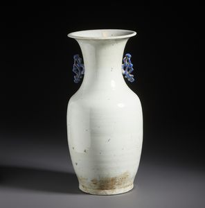 Arte Cinese : Vaso in porcellana bianco e blu dalla forma a colonna di balaustra dipinto con motivo di fenice tra i fiori.Cina tardo XIX sec.  - Asta Asta 470 | ARTE ORIENTALE Online - Associazione Nazionale - Case d'Asta italiane