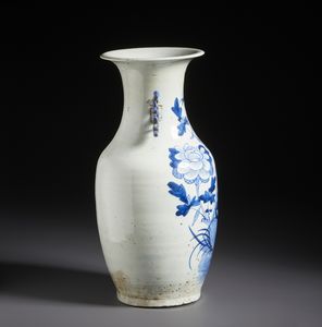 Arte Cinese : Vaso in porcellana bianco e blu dalla forma a colonna di balaustra dipinto con motivo di fenice tra i fiori.Cina tardo XIX sec.  - Asta Asta 470 | ARTE ORIENTALE Online - Associazione Nazionale - Case d'Asta italiane