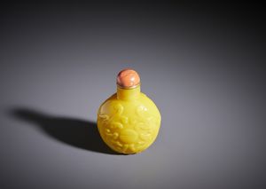 Arte Cinese : Snuff bottle in vetro giallo di Pechino.Cina, XX secolo  - Asta Asta 470 | ARTE ORIENTALE Online - Associazione Nazionale - Case d'Asta italiane