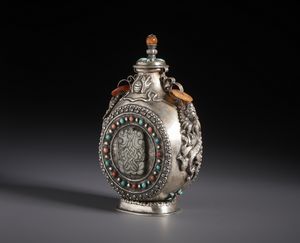 Arte Cinese : Bella snuff bottle in argento e pietre dure. Cina, XIX sec  - Asta Asta 470 | ARTE ORIENTALE Online - Associazione Nazionale - Case d'Asta italiane