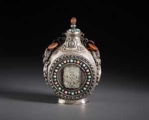 Arte Cinese : Bella snuff bottle in argento e pietre dure. Cina, XIX sec  - Asta Asta 470 | ARTE ORIENTALE Online - Associazione Nazionale - Case d'Asta italiane