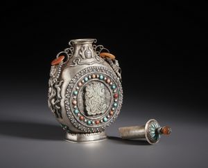 Arte Cinese : Bella snuff bottle in argento e pietre dure. Cina, XIX sec  - Asta Asta 470 | ARTE ORIENTALE Online - Associazione Nazionale - Case d'Asta italiane