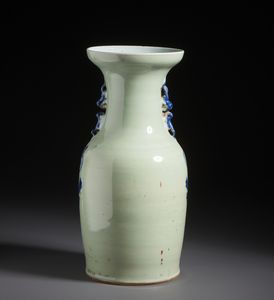 Arte Cinese : Vaso in porcellana bianco e blu dalla forma a colonna di balaustra dipinto con motivo floreale.Cina, tardo XIX sec.  - Asta Asta 470 | ARTE ORIENTALE Online - Associazione Nazionale - Case d'Asta italiane