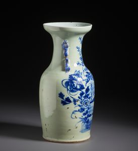 Arte Cinese : Vaso in porcellana bianco e blu dalla forma a colonna di balaustra dipinto con motivo floreale.Cina, tardo XIX sec.  - Asta Asta 470 | ARTE ORIENTALE Online - Associazione Nazionale - Case d'Asta italiane