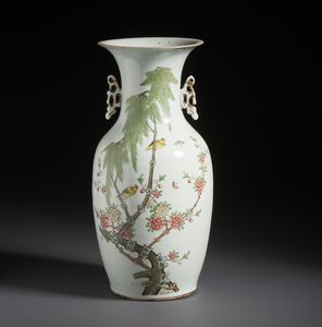 Arte Cinese - Vaso in porcellana a smalti policromi dalla forma a balaustra dipinto con motivo di uccelli tra rami fioriti.Cina, XX sec.