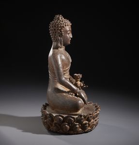 Arte Cinese : Figura di Buddha in bronzo seduto su fiore di loto.Cina XVIII / XIX sec.  - Asta Asta 470 | ARTE ORIENTALE Online - Associazione Nazionale - Case d'Asta italiane