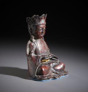 Arte Cinese : Figura in bronzo dorata e laccata raffigurante Buddha in stile Ming.Cina, XX sec.  - Asta Asta 470 | ARTE ORIENTALE Online - Associazione Nazionale - Case d'Asta italiane