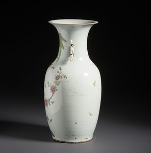 Arte Cinese : Vaso in porcellana a smalti policromi dalla forma a balaustra dipinto con motivo di uccelli tra rami fioriti.Cina, XX sec.  - Asta Asta 470 | ARTE ORIENTALE Online - Associazione Nazionale - Case d'Asta italiane