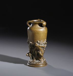 MANIFATTURA DEGLI INIZI DEL XX SECOLO - Piccolo vaso triansato in bronzo decorato a rilievo con figure paniche in una selva