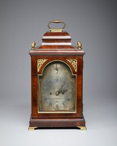 MANIFATTURA INGLESE DEL XVIII SECOLO - Orologio da tavolo con cassa in mogano e applicazioni in bronzo dorato, quadrante firmato 'William Owen London'