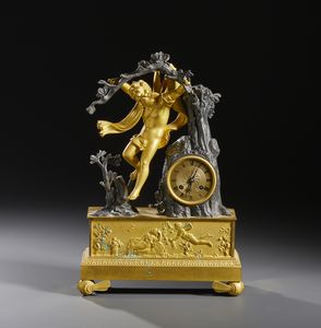 MANIFATTURA FRANCESE DEL XIX SECOLO - Orologio da tavolo in bronzo dorato e parzialmente brunito con figura di Zefiro, base rettangolare decorata a rilievo sul fronte