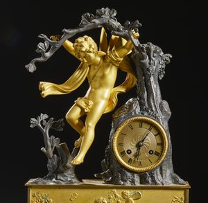 MANIFATTURA FRANCESE DEL XIX SECOLO : Orologio da tavolo in bronzo dorato e parzialmente brunito con figura di Zefiro, base rettangolare decorata a rilievo sul fronte  - Asta Asta 469 | ARTE ANTICA E DEL XIX SECOLO Online - Associazione Nazionale - Case d'Asta italiane