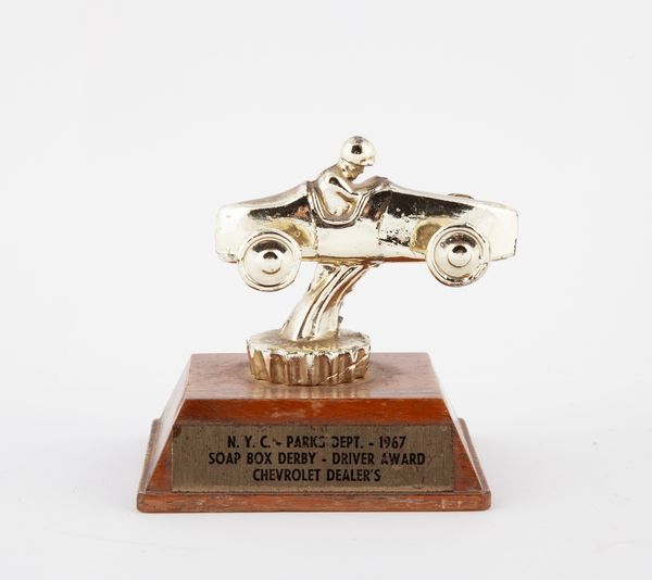 Trofeo Chevrolet Dealer's 1967 (N.Y.C. Parks Dept. 1967 Soap box Derby - Driver award Chevrolet Dealer's) In metallo cromato con base in legno. Raffigurante un automobile da corsa con pilota  - Asta Penne e accessori dalla collezione di Enrico e Antonello Falqui e altre provenienze - Associazione Nazionale - Case d'Asta italiane