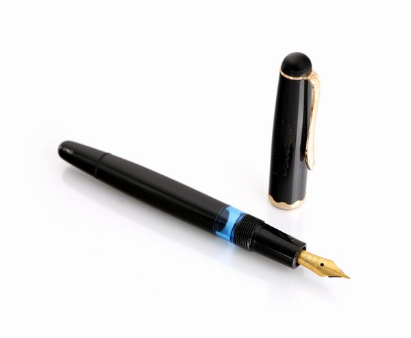 Montblanc Monte Rosa 042 - Penna stilografica vintage in celluloide nera con particolari dorati  - Asta Penne e accessori dalla collezione di Enrico e Antonello Falqui e altre provenienze - Associazione Nazionale - Case d'Asta italiane