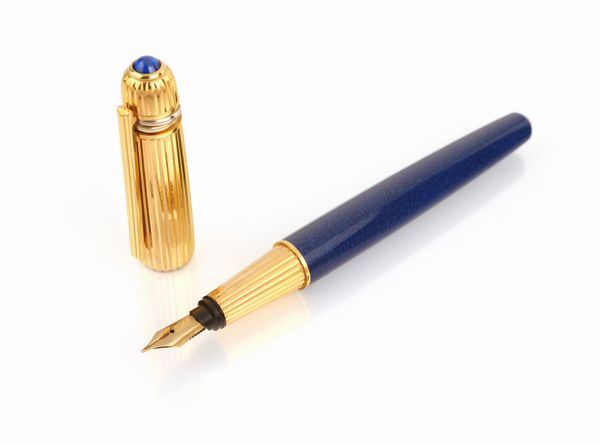 Cartier Pasha Edizione limitata 1989 - Penna stilografica in vernice lapislazzulo e metallo dorato in oro a pi colori con zaffiro cabochon sul cappuccio  - Asta Penne e accessori dalla collezione di Enrico e Antonello Falqui e altre provenienze - Associazione Nazionale - Case d'Asta italiane