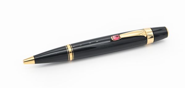 Montblanc Boheme - Penna a sfera in vernice con particolari dorati e pietra rossa  - Asta Penne e accessori dalla collezione di Enrico e Antonello Falqui e altre provenienze - Associazione Nazionale - Case d'Asta italiane