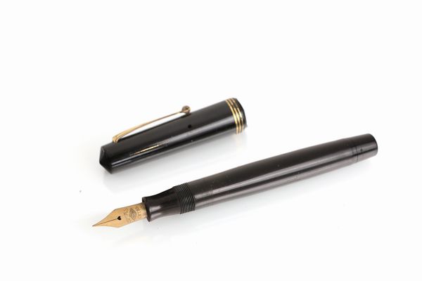 Omas Extra - Penna stilografica vintage in celluloide nera con particolari dorati  - Asta Penne e accessori dalla collezione di Enrico e Antonello Falqui e altre provenienze - Associazione Nazionale - Case d'Asta italiane