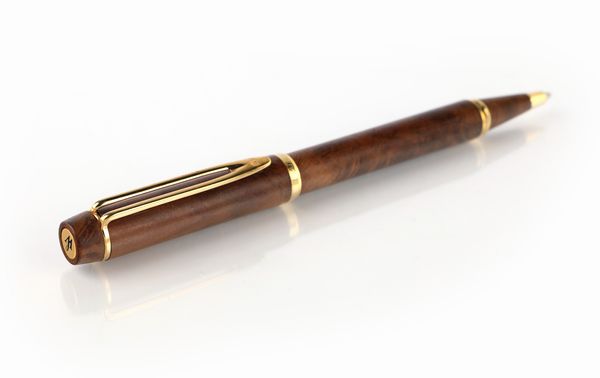 Waterman - Penna a sfera in resina effetto legno con particolari in metallo dorato  - Asta Penne e accessori dalla collezione di Enrico e Antonello Falqui e altre provenienze - Associazione Nazionale - Case d'Asta italiane