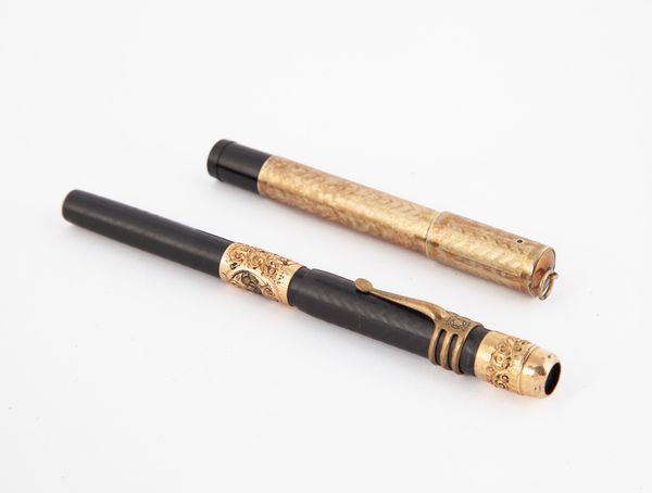 2 penne stilografiche anni '30: - Montblanc in bachelite con decorazioni in metallo laminato in oro (pennino F non originale Waterman) - Anonima in bachelite laminata in oro giallo 18 Kt (difetti al meccanismo d'estrazione)  - Asta Penne e accessori dalla collezione di Enrico e Antonello Falqui e altre provenienze - Associazione Nazionale - Case d'Asta italiane