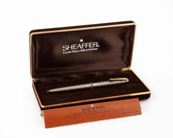 Sheaffer - Penna a sfera in argento Sterling 925/000 cesellato e satinato  - Asta Penne e accessori dalla collezione di Enrico e Antonello Falqui e altre provenienze - Associazione Nazionale - Case d'Asta italiane