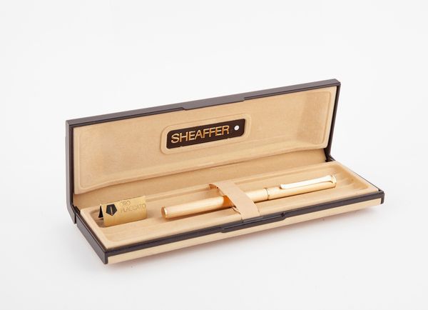 Sheaffer - Penna stilografica in metallo placcato in oro giallo  - Asta Penne e accessori dalla collezione di Enrico e Antonello Falqui e altre provenienze - Associazione Nazionale - Case d'Asta italiane