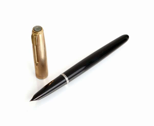 Parker 51 - Penna stilografica vintage in vernice nera con cappuccio in metallo placcato in oro rosso 12kt  - Asta Penne e accessori dalla collezione di Enrico e Antonello Falqui e altre provenienze - Associazione Nazionale - Case d'Asta italiane