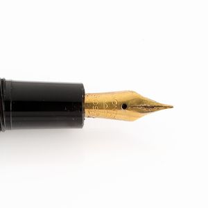 Montblanc Monte Rosa 042 - Penna stilografica vintage in celluloide nera con particolari dorati  - Asta Penne e accessori dalla collezione di Enrico e Antonello Falqui e altre provenienze - Associazione Nazionale - Case d'Asta italiane