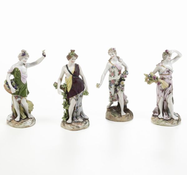 Quattro figurine Allegorie delle stagioni.<BR>Manifattura indeterminata, XX secolo.  - Asta Ceramiche e vetri - Associazione Nazionale - Case d'Asta italiane