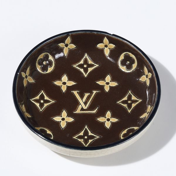 Ciotolina Louis Vuitton.<BR>Francia, Manifattura di Longwy, XX secolo.<BR>  - Asta Ceramiche e vetri - Associazione Nazionale - Case d'Asta italiane