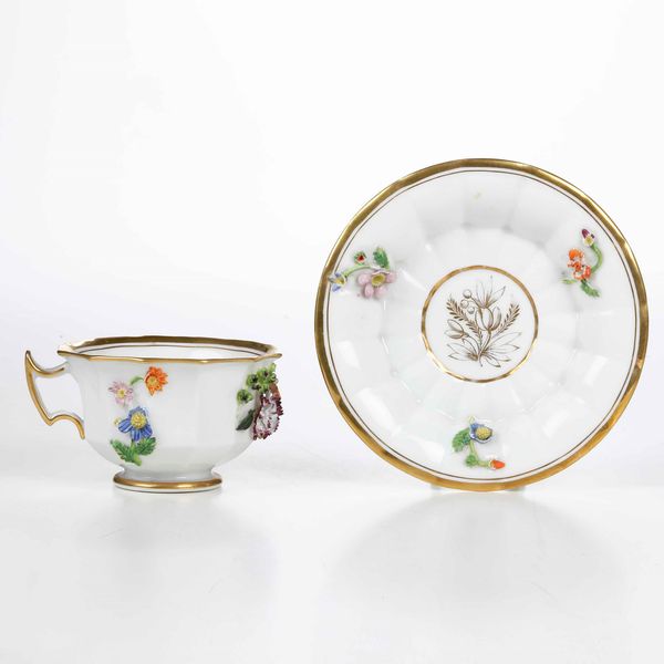 Tazza con piattino.<BR>Francia, Parigi, Manifattura di Jacob Petit, 1850 circa.  - Asta Ceramiche e vetri - Associazione Nazionale - Case d'Asta italiane