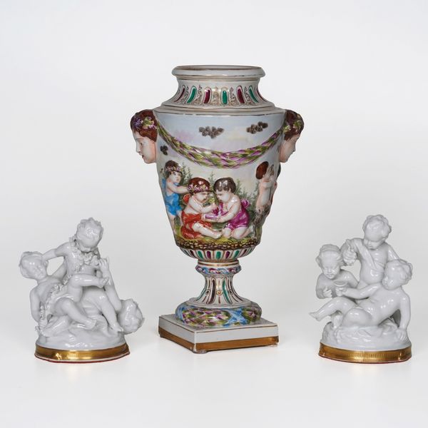 Due gruppi con putti e un vaso. <BR>Probabilmente Turingia, XX secolo.  - Asta Ceramiche e vetri - Associazione Nazionale - Case d'Asta italiane