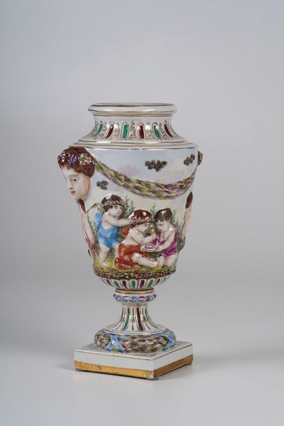 Due gruppi con putti e un vaso. <BR>Probabilmente Turingia, XX secolo.  - Asta Ceramiche e vetri - Associazione Nazionale - Case d'Asta italiane