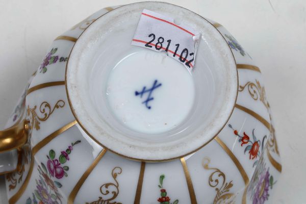 Tre tazze con piattino. <BR>Germania, Manifattura di Meissen e Boemia, Manifatture di Aich e Klsterle, XIX secolo.  - Asta Ceramiche e vetri - Associazione Nazionale - Case d'Asta italiane