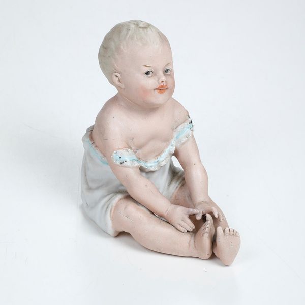 Figurina di bimbo, XX secolo.  - Asta Ceramiche e vetri - Associazione Nazionale - Case d'Asta italiane